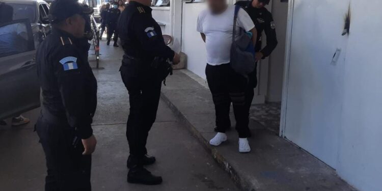 PNC expulsa del país a presuntos pandilleros salvadoreños