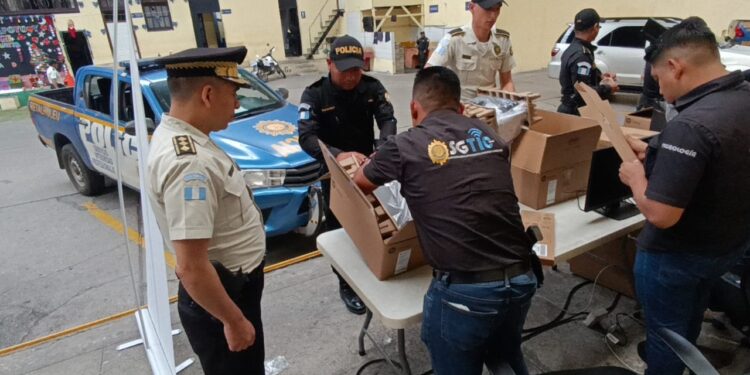 Gobernación refuerza trabajo policial con entrega de equipo cómputo