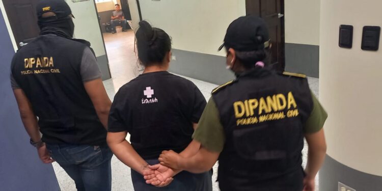 Capturan a mujer por orden judicial vigente