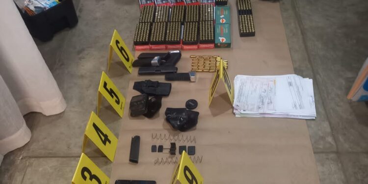 Investigadores de DIDAE detienen a implicados en venta ilegal de arma de fuego