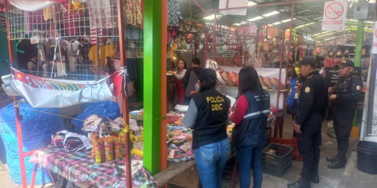 Investigadores de PNC inspeccionan ventas de cohetillos para evitar trabajo infantil