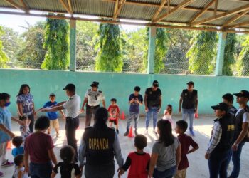 Personal de Dipanda lleva alegría a niños de áreas rurales