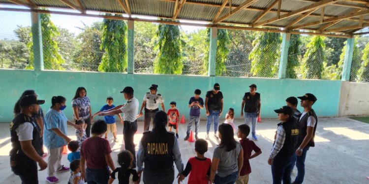 Personal de Dipanda lleva alegría a niños de áreas rurales