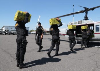 Gobernación traslada vía aérea droga decomisada en semisumergible