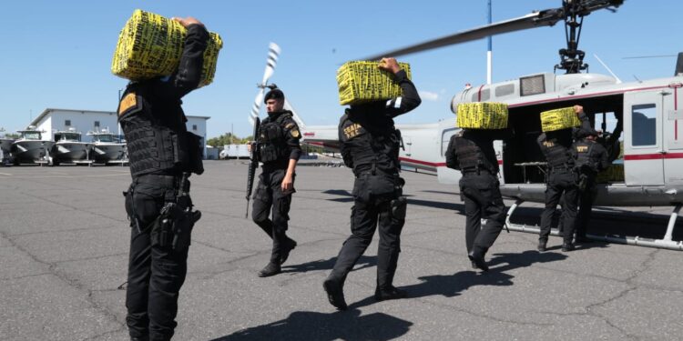 Gobernación traslada vía aérea droga decomisada en semisumergible