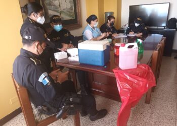 Salud policial continúa con hisopados y aplicando vacuna contra la Influenza