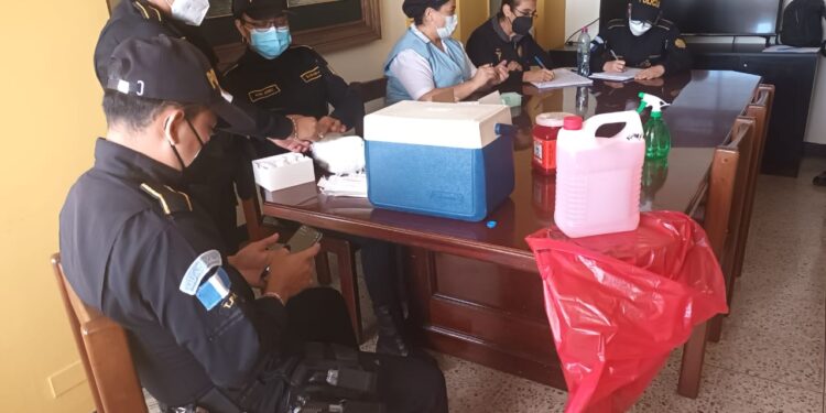 Salud policial continúa con hisopados y aplicando vacuna contra la Influenza