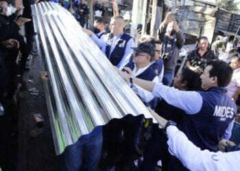 Mingob apoya a familias afectadas por incendio en zona 21