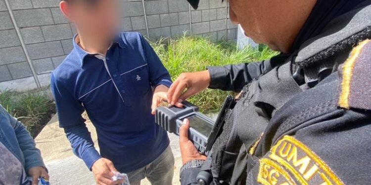 PNC detiene a dos personas por trasladar a migrantes irregulares