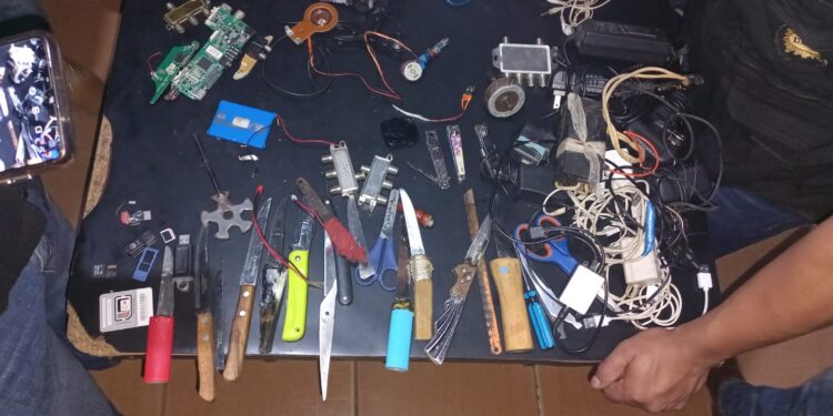 Localizan atenas receptoras de señal telefónica y objetos punzocortantes durante requisa