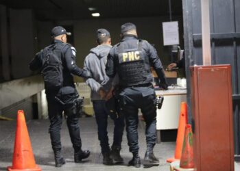 Agentes de PNC capturan a dos presuntos integrantes de la Mara 18