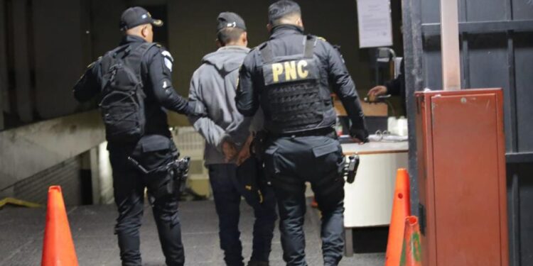 Agentes de PNC capturan a dos presuntos integrantes de la Mara 18