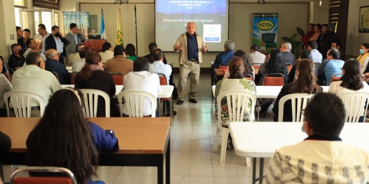 Recién nombrado viceministro del MAGA se reúne con equipo de trabajo