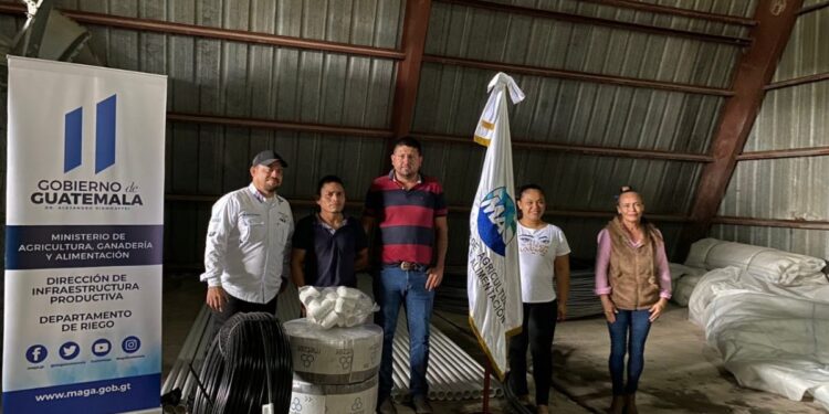 Productores de Petén reciben insumos para construcción de sistemas de riego