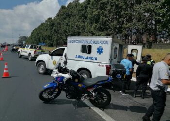 Ambulancias de PNC en apresto por retorno de personas por fiestas de fin de año