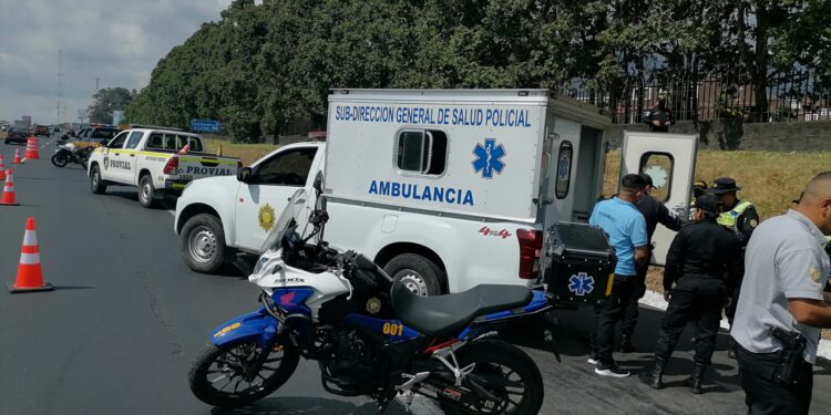 Ambulancias de PNC en apresto por retorno de personas por fiestas de fin de año