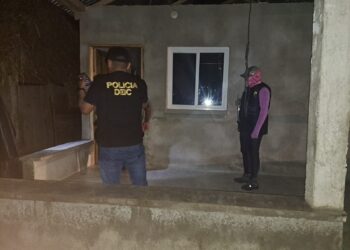 Investigadores detienen a dos personas por homicidio y asesinato en allanamientos
