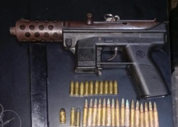 Presunto pandillero detenido cuando transportaba una subametralladora