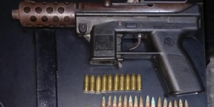 Presunto pandillero detenido cuando transportaba una subametralladora
