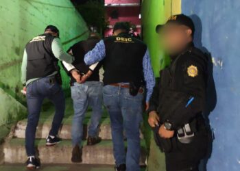 PNC detiene a hombres por extorsión y asesinato en allanamientos
