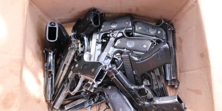 Devuelven armas robadas a la PNC en El Estor, Izabal