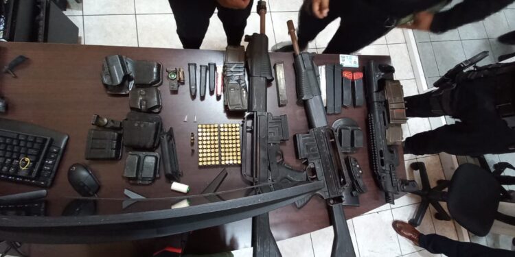 Localizan armas de grueso calibre durante allanamientos en Chiquimula