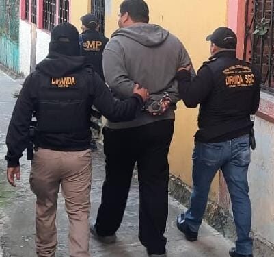 Denuncia permite captura de extorsionistas que exigían Q15 mil