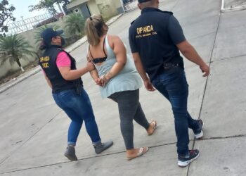 Mujer es detenida por delitos de extorsión