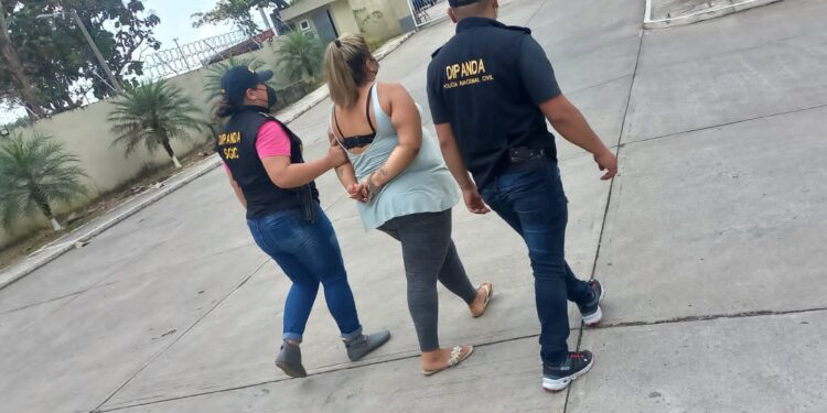 Mujer es detenida por delitos de extorsión