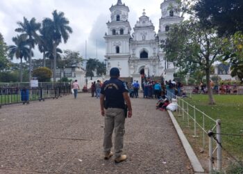 Brindan seguridad a turistas que visitan la Basílica de Esquipulas