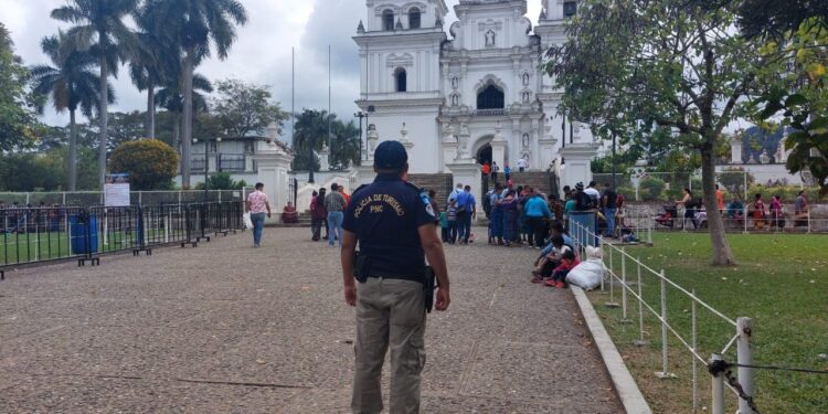 Brindan seguridad a turistas que visitan la Basílica de Esquipulas
