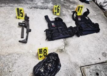 Decomisan subametralladora y recuperan vehículos con reporte de robo en allanamientos