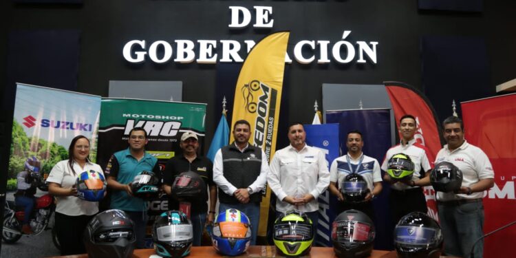 Gobernación recibe cascos certificados para protección de agentes motorizados de la PNC