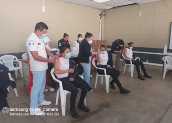 Aplican vacuna de influenza a los alumnos de la academia policial