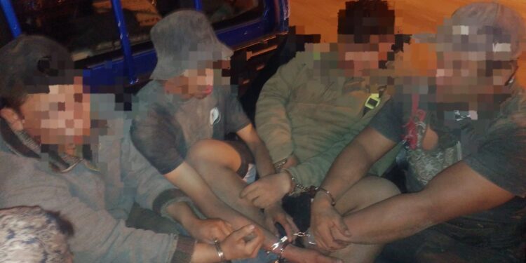 Cinco personas son detenidas con furgón y mercadería robada