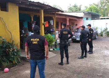 Realizan 10 allanamientos en varios lugares del país