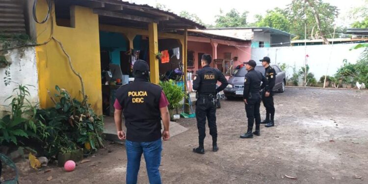 Realizan 10 allanamientos en varios lugares del país