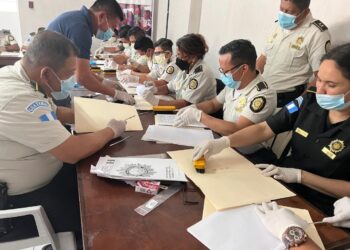 Capacitan agentes para clasificar y archivar documentos policiales