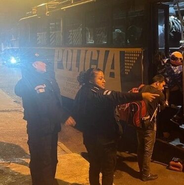 PNC apoya en el retorno de 58 migrantes que ingresaron ilegalmente al país