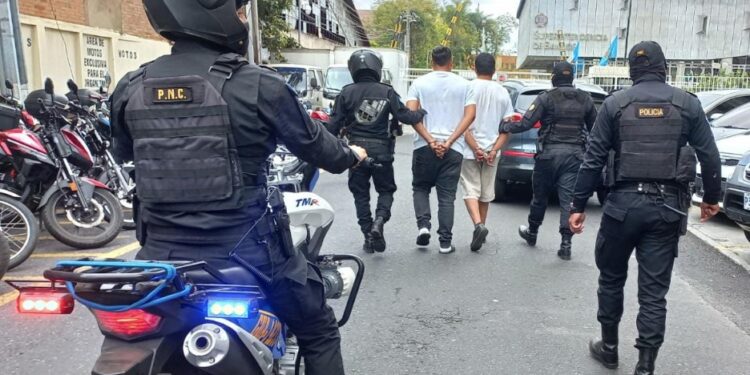 Capturan a dos personas en Escuintla por portación ilegal de arma de fuego y robo