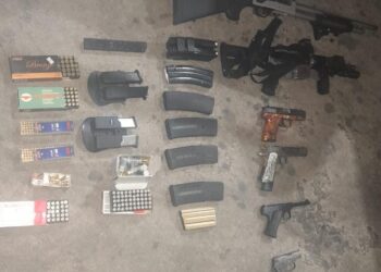 PNC detiene a hombre que transportaba arsenal en vehículo