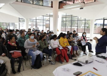 Sesan imparte charla sobre malnutrición a padres de niños con discapacidad auditiva