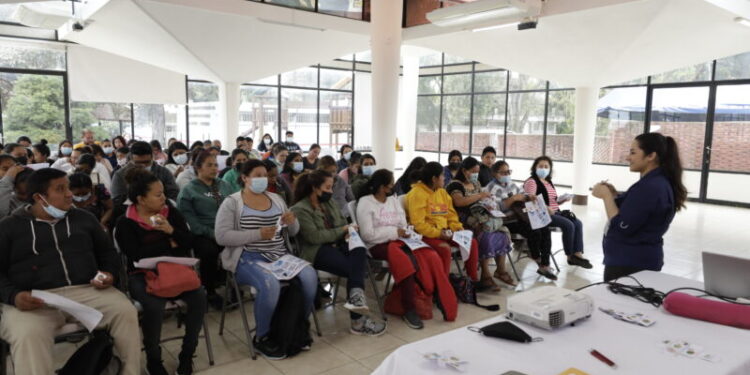 Sesan imparte charla sobre malnutrición a padres de niños con discapacidad auditiva