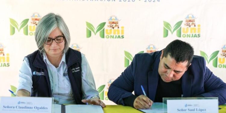 FIRMAN CONVENIO PARA LA INSTALACIÓN DE VUME EN MONJAS, JALAPA