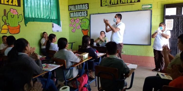 Población estudiantil de 6 a 14 años es atendida en jornadas de desparasitación en centros educativos