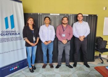 Viceministro del Agua establece alianzas para el saneamiento del lago de Atitlán