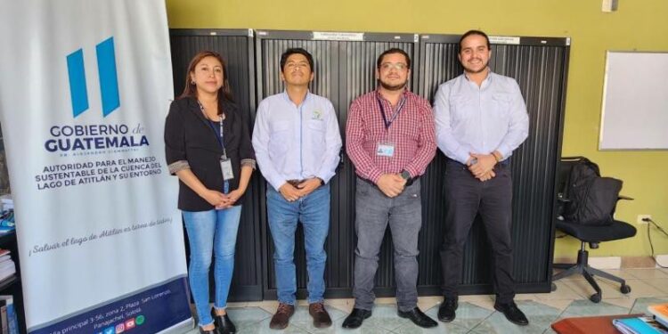 Viceministro del Agua establece alianzas para el saneamiento del lago de Atitlán