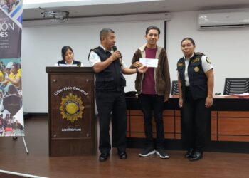 Hijos de policías caídos en cumplimiento de su deber reciben becas