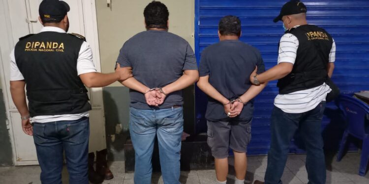 Capturados transportaban un arma de fuego en vehículo