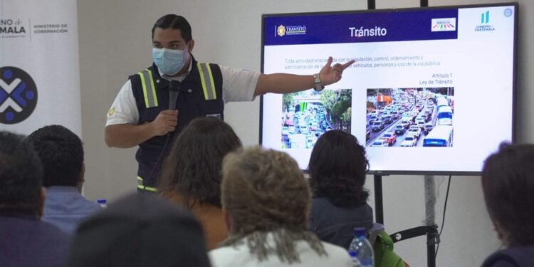 Departamento de Tránsito capacita a policías municipales, agentes policiales y docentes